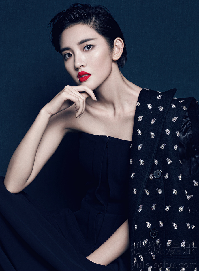 唐艺昕红唇写真冷艳华贵 单肩披衣展御姐气场