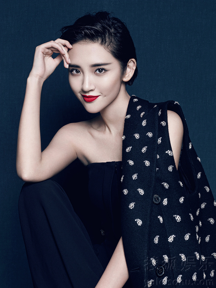 唐艺昕红唇写真冷艳华贵 单肩披衣展御姐气场