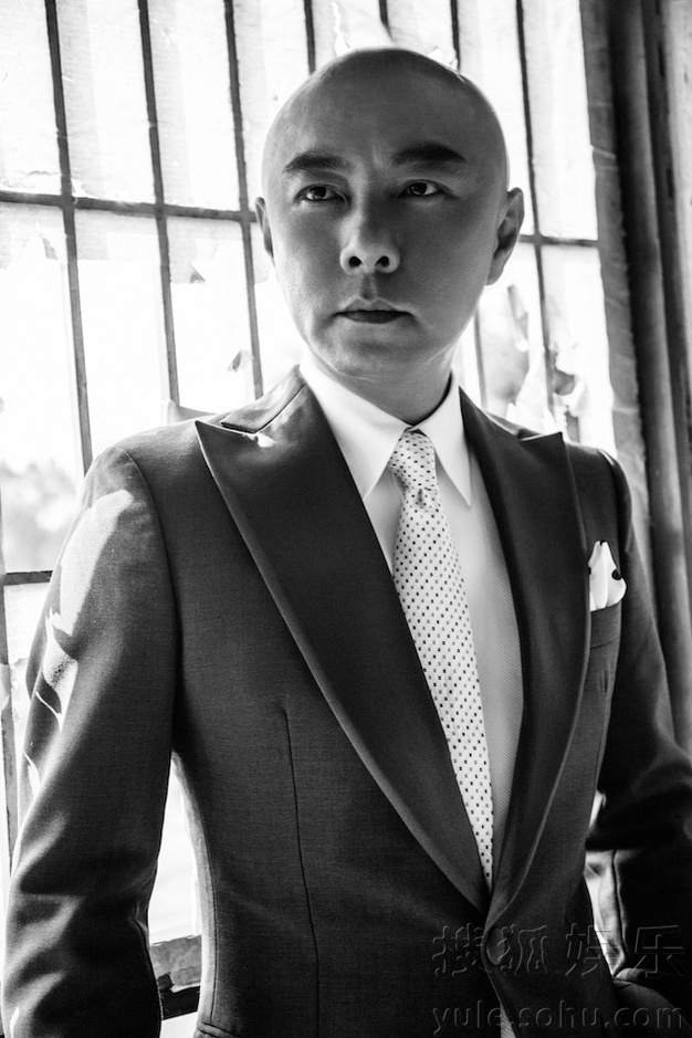 张卫健潮叔范儿十足 获赞“最帅光头西装男”