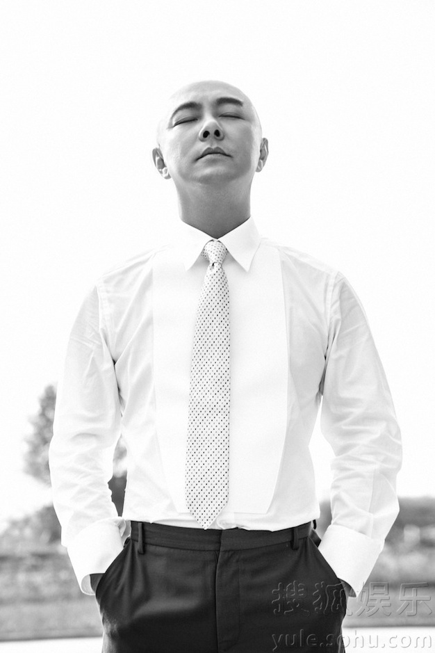 张卫健潮叔范儿十足 获赞“最帅光头西装男”