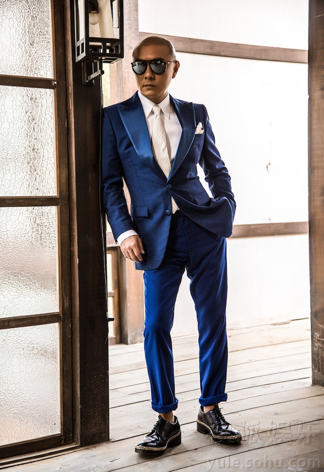 张卫健潮叔范儿十足 获赞“最帅光头西装男”