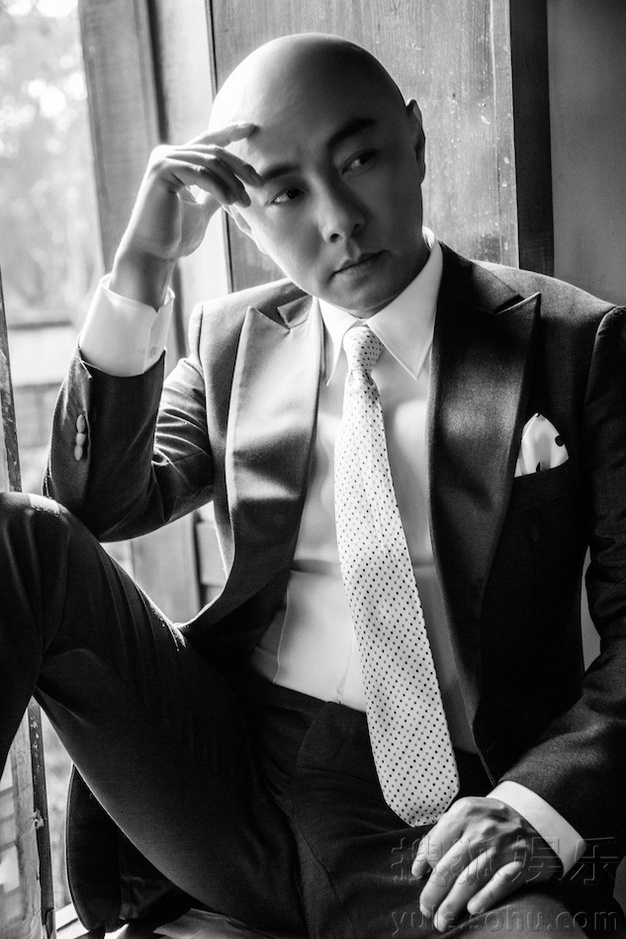 张卫健潮叔范儿十足 获赞“最帅光头西装男”
