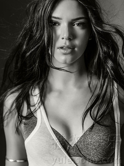 肯达尔-詹娜大尺度全裸出镜 黑白大片显格调