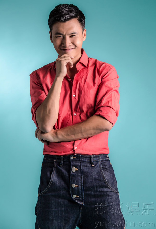 于滨发布最新时尚写真 顽皮不羁展熟男魅力