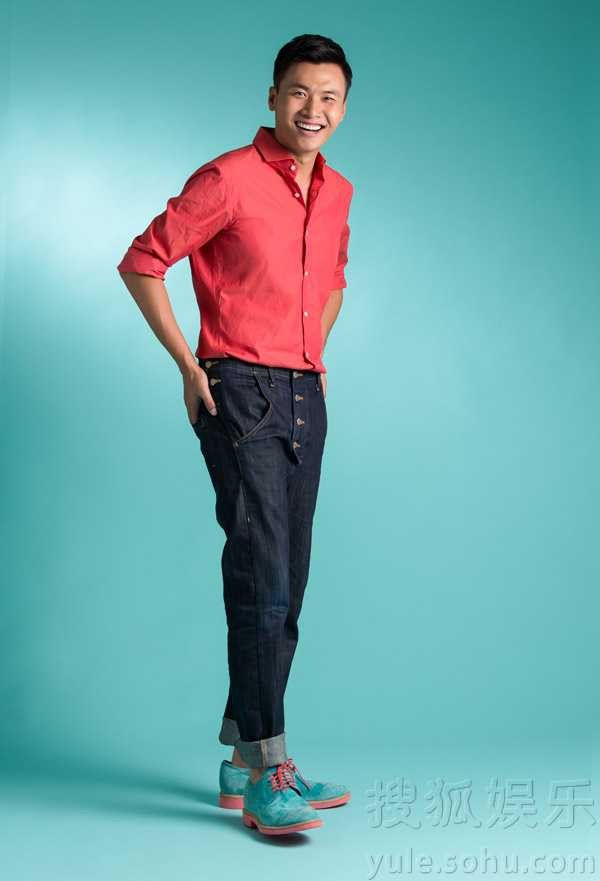 于滨发布最新时尚写真 顽皮不羁展熟男魅力