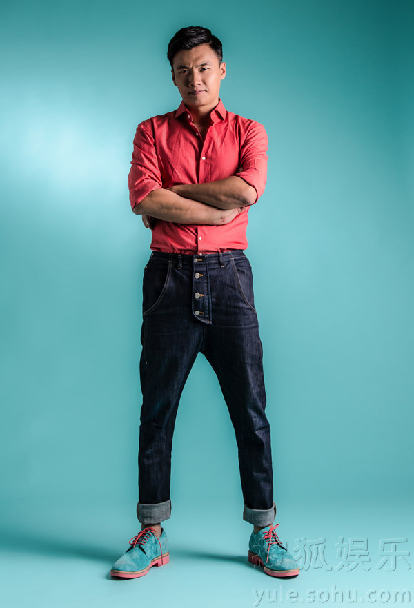 于滨发布最新时尚写真 顽皮不羁展熟男魅力