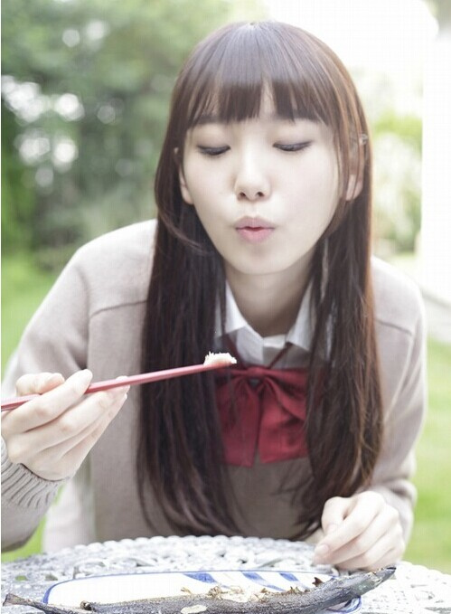 日本16岁嫩模饭丰万理江走红 酷似新垣结衣