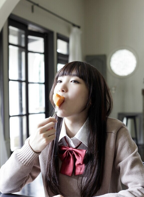 日本16岁嫩模饭丰万理江走红 酷似新垣结衣