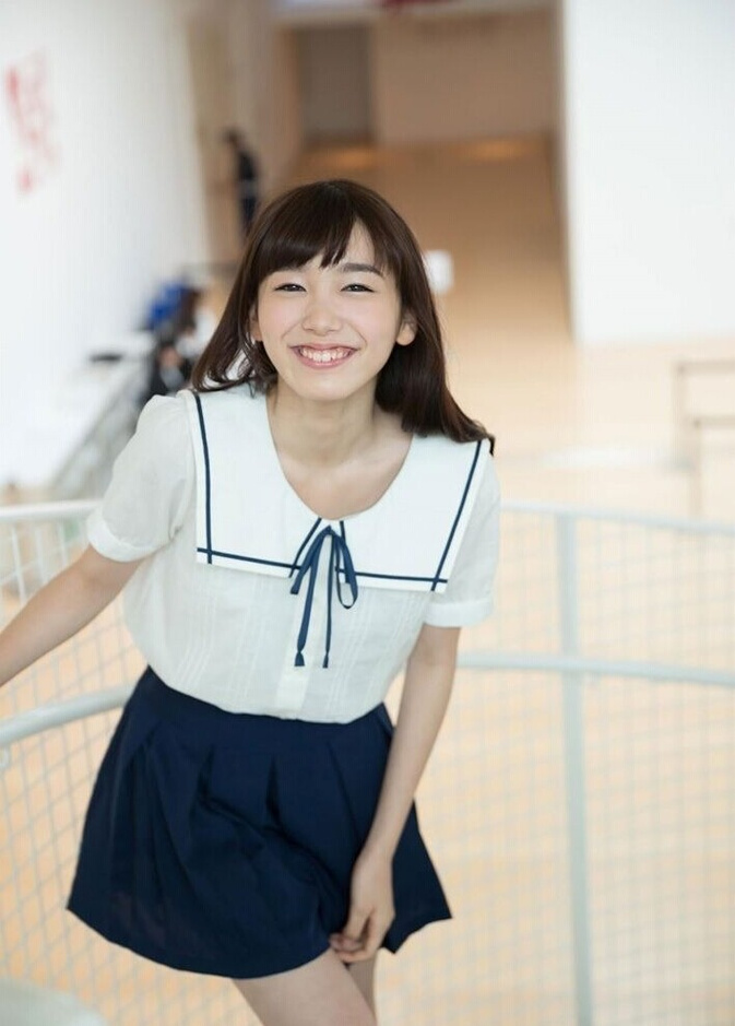 日本16岁嫩模饭丰万理江走红 酷似新垣结衣