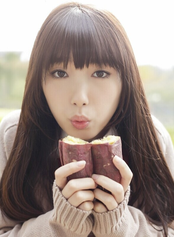 日本16岁嫩模饭丰万理江走红 酷似新垣结衣