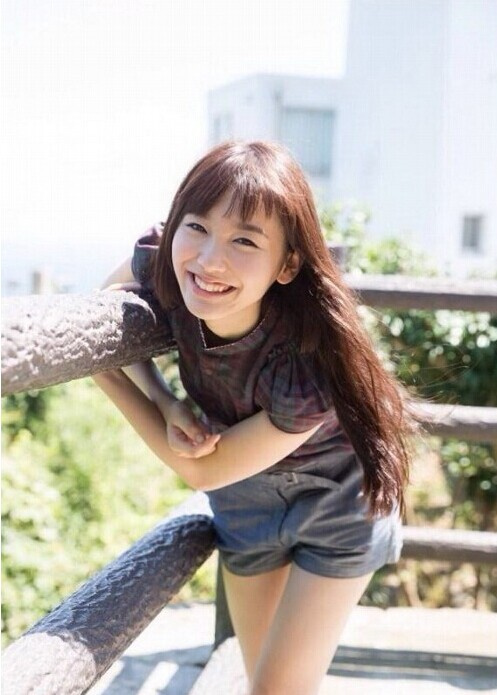 日本16岁嫩模饭丰万理江走红 酷似新垣结衣