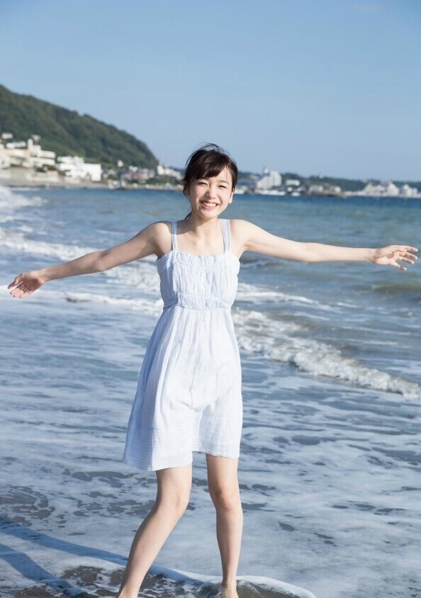 日本16岁嫩模饭丰万理江走红 酷似新垣结衣