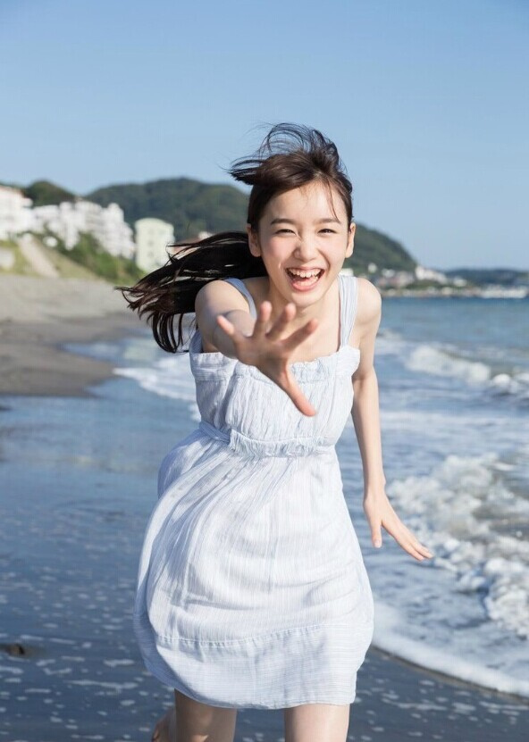 日本16岁嫩模饭丰万理江走红 酷似新垣结衣