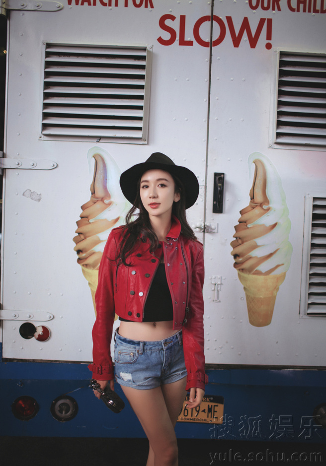 娄艺潇纽约夜景街拍照 皮衣热裤展姣好身材