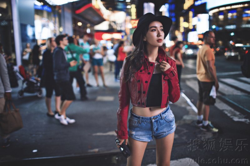 娄艺潇纽约夜景街拍照 皮衣热裤展姣好身材