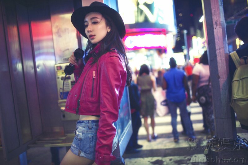 娄艺潇纽约夜景街拍照 皮衣热裤展姣好身材