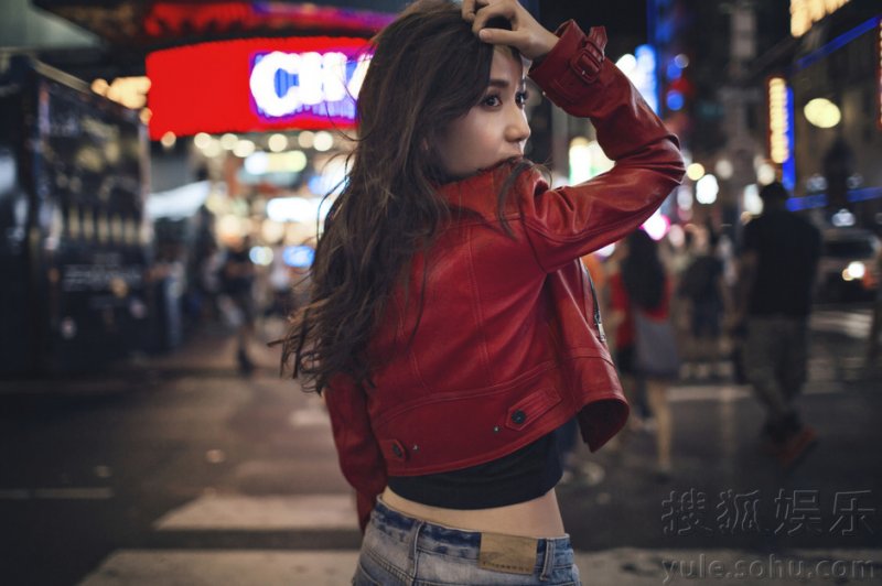 娄艺潇纽约夜景街拍照 皮衣热裤展姣好身材