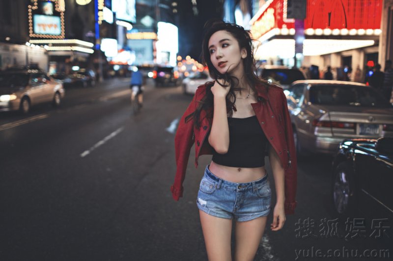 娄艺潇纽约夜景街拍照 皮衣热裤展姣好身材