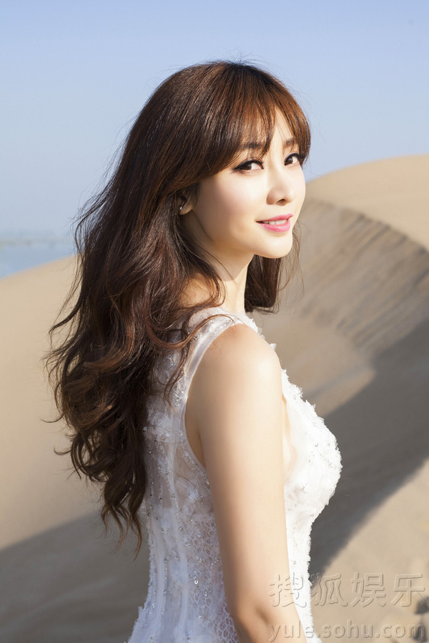 柳岩沙漠写真曝光 迷人背影牵骆驼变身塞外明珠