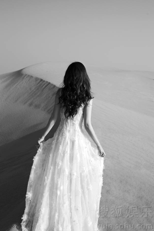 柳岩沙漠写真曝光 迷人背影牵骆驼变身塞外明珠