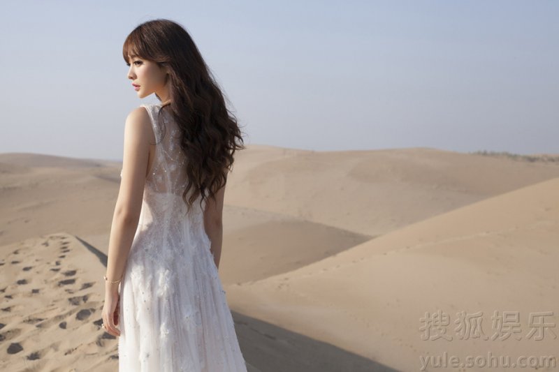 柳岩沙漠写真曝光 迷人背影牵骆驼变身塞外明珠