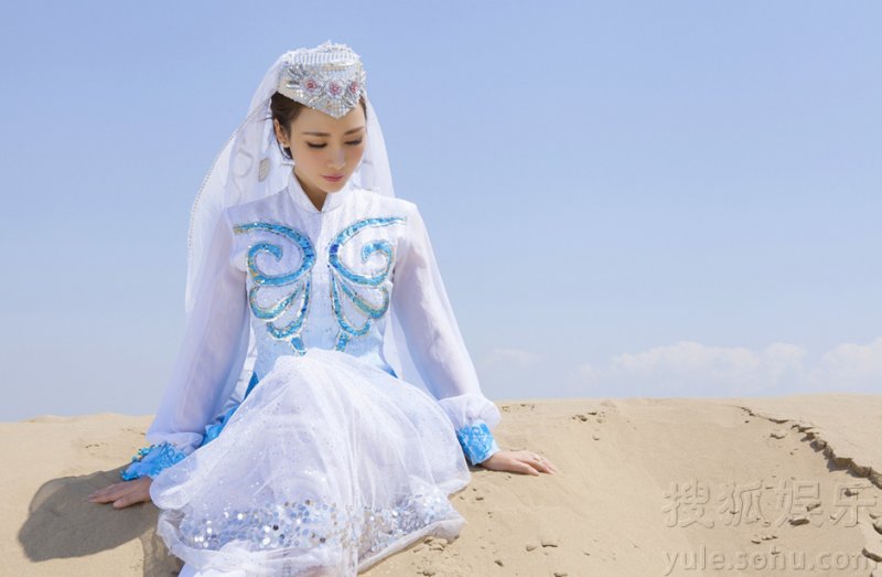 柳岩沙漠写真曝光 迷人背影牵骆驼变身塞外明珠