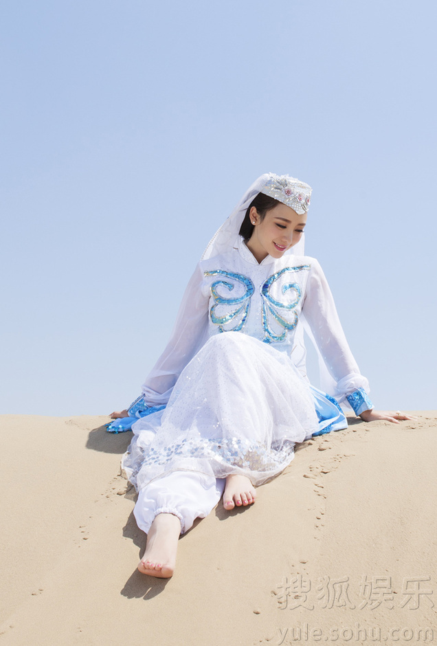 柳岩沙漠写真曝光 迷人背影牵骆驼变身塞外明珠