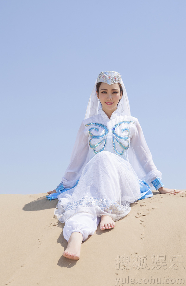 柳岩沙漠写真曝光 迷人背影牵骆驼变身塞外明珠