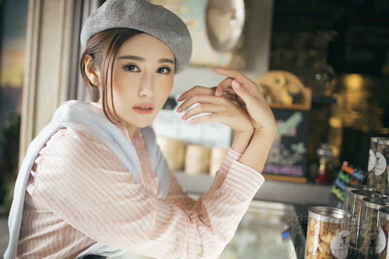 高珑珂全新写真大片曝光 时尚甜美展文艺风