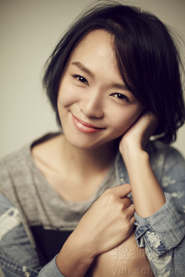程怡短发文艺气质写真 展露笑颜韩范儿十足