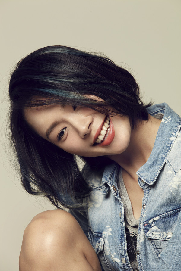 程怡短发文艺气质写真 展露笑颜韩范儿十足