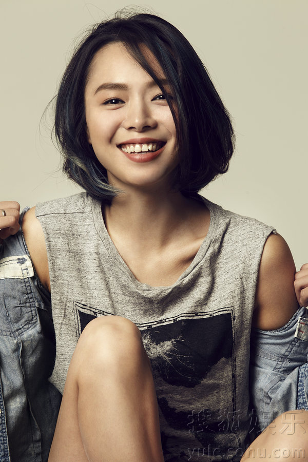 程怡短发文艺气质写真 展露笑颜韩范儿十足