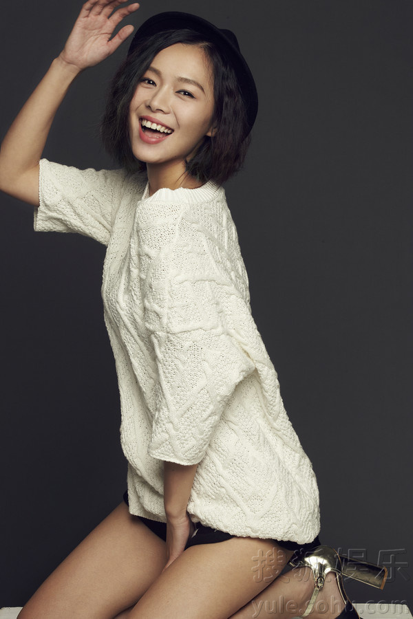 程怡短发文艺气质写真 展露笑颜韩范儿十足