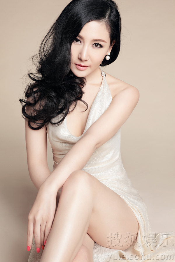 刘梓妍拍摄新版质感大片 优雅从容不失性感