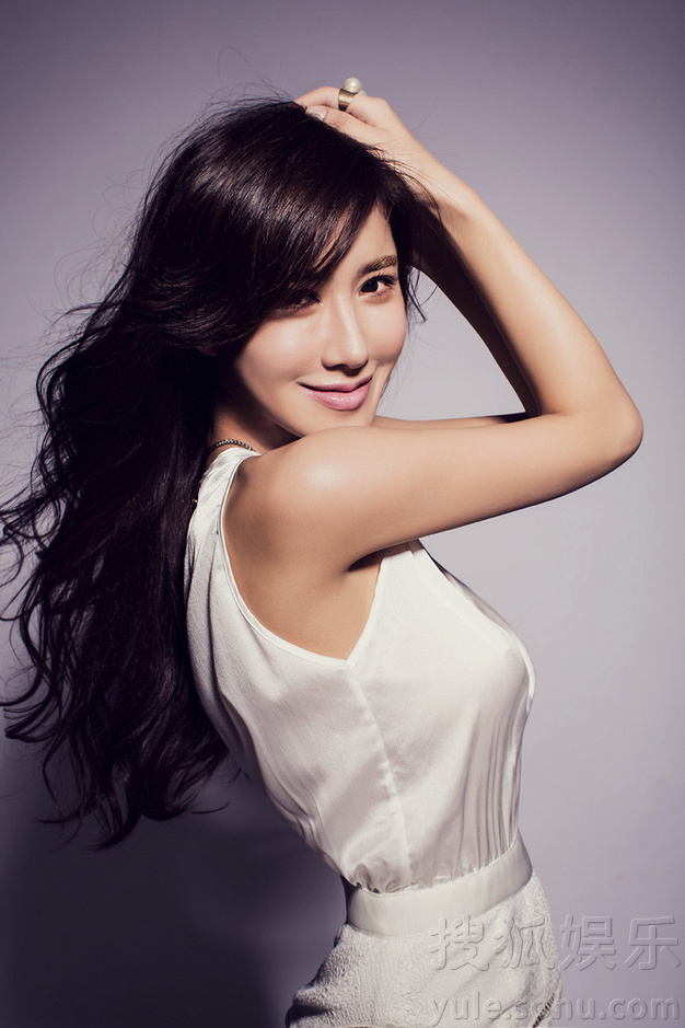 香港女神张暖雅赴台拍写真 尽显优雅魅惑