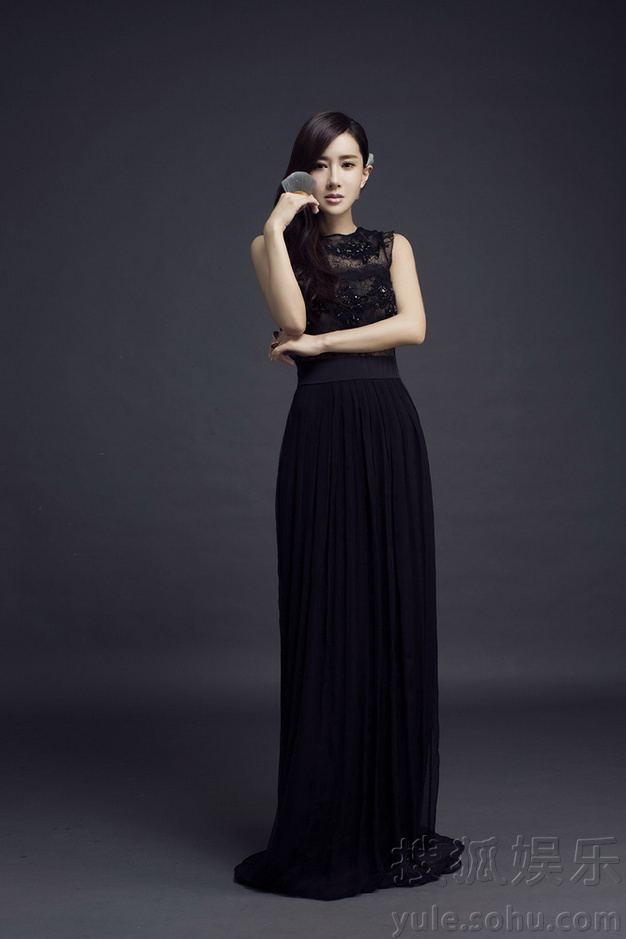 香港女神张暖雅赴台拍写真 尽显优雅魅惑