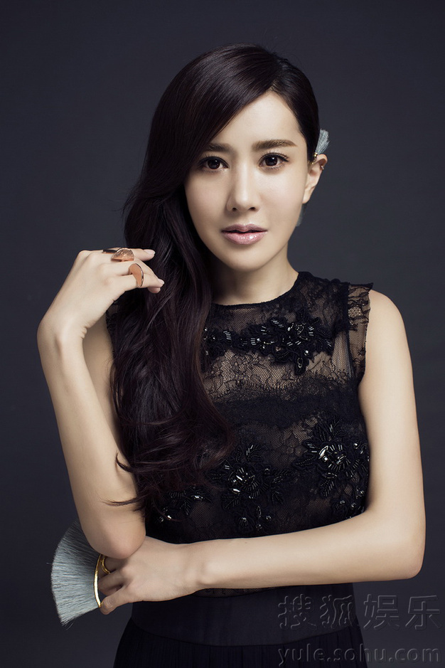 香港女神张暖雅赴台拍写真 尽显优雅魅惑