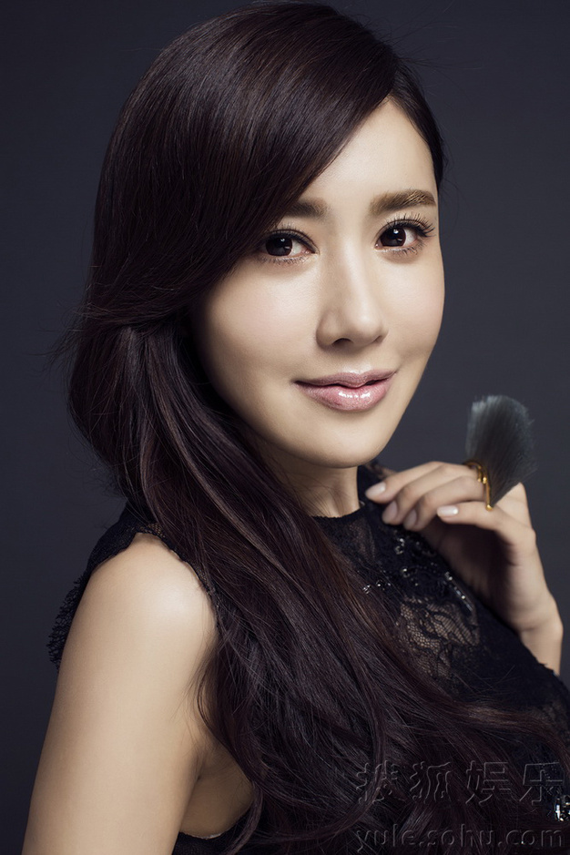 香港女神张暖雅赴台拍写真 尽显优雅魅惑