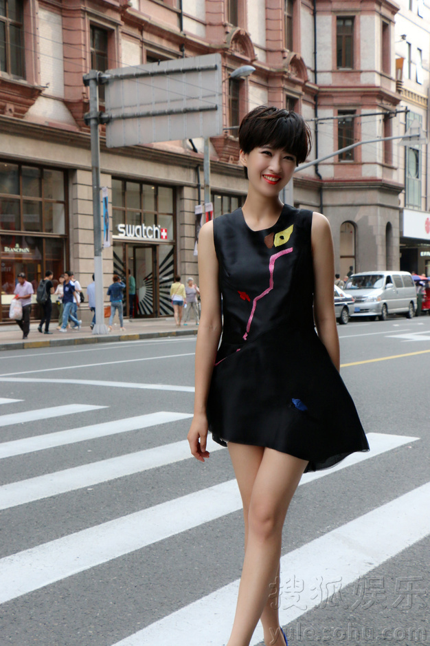 奚望黑色短裙随性街拍 青春娇俏展不俗个性