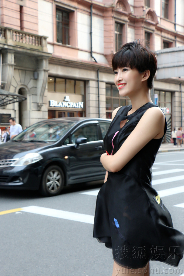 奚望黑色短裙随性街拍 青春娇俏展不俗个性