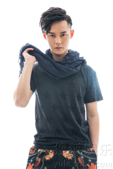 尹正曝夏日暖男写真 笑容阳光披黑皮衣摆酷