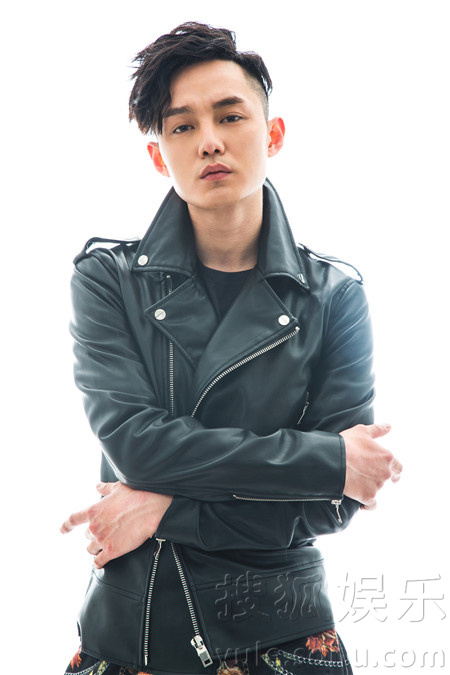 尹正曝夏日暖男写真 笑容阳光披黑皮衣摆酷