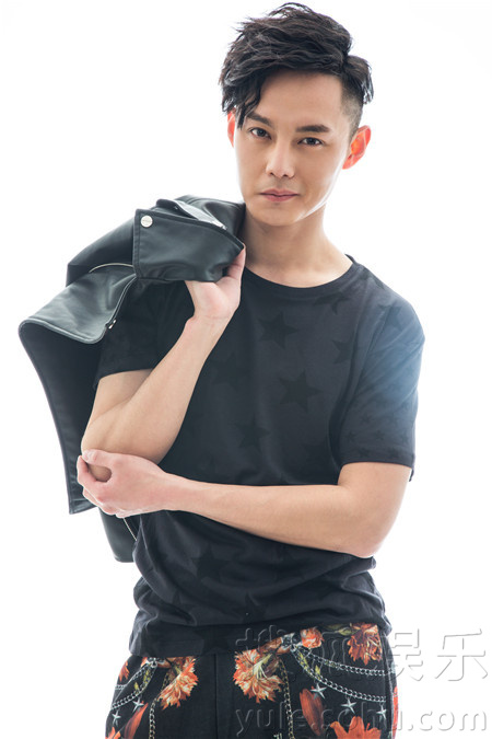 尹正曝夏日暖男写真 笑容阳光披黑皮衣摆酷