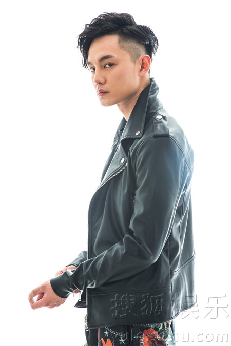 尹正曝夏日暖男写真 笑容阳光披黑皮衣摆酷