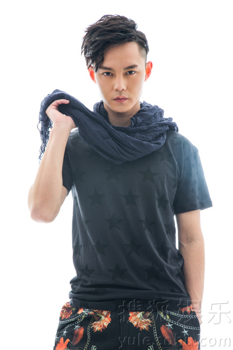 尹正曝夏日暖男写真 笑容阳光披黑皮衣摆酷