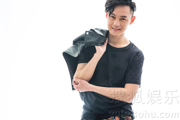 尹正曝夏日暖男写真 笑容阳光披黑皮衣摆酷