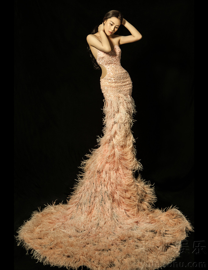 张馨予时尚写真 裸肩抹胸淡定神情尽显女神气质