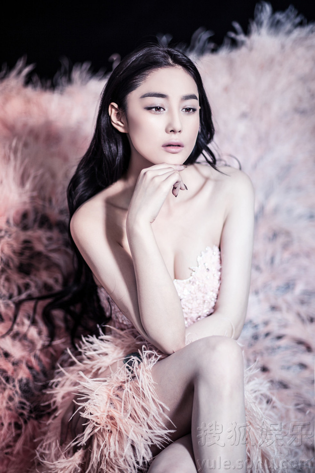 张馨予时尚写真 裸肩抹胸淡定神情尽显女神气质