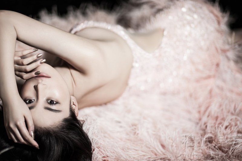 张馨予时尚写真 裸肩抹胸淡定神情尽显女神气质