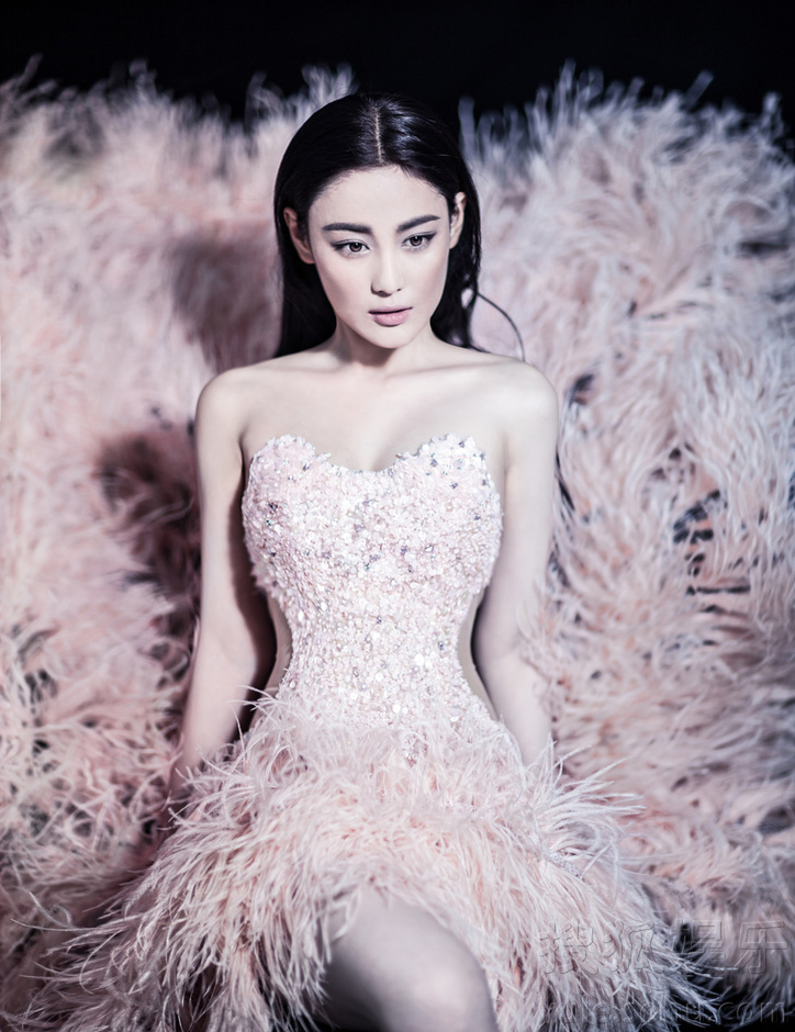 张馨予时尚写真 裸肩抹胸淡定神情尽显女神气质